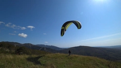 Сахалинец в 71 год прыгает с маяка с крылом за плечами