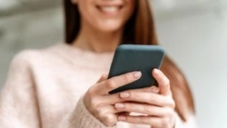 Женщину задержали после кражи телефона у подруги на Сахалине