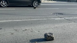 Огромные камни потерял грузовик на улице Южно-Сахалинска