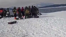 МЧС: рыбаки не хотят покидать дрейфующую льдину на Сахалине