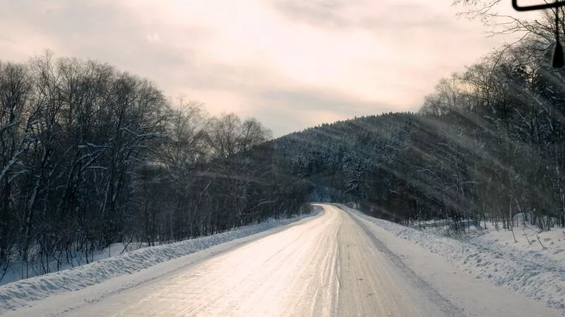 ГИБДД информирует сахалинцев о снежных накатах на автодорогах