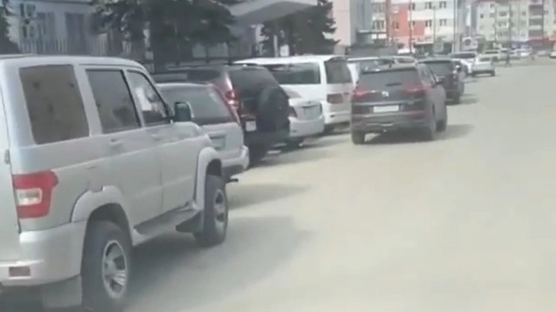 Сахалинцы возмутились бездействию ГИБДД. У здания полиции не эвакуируют машины