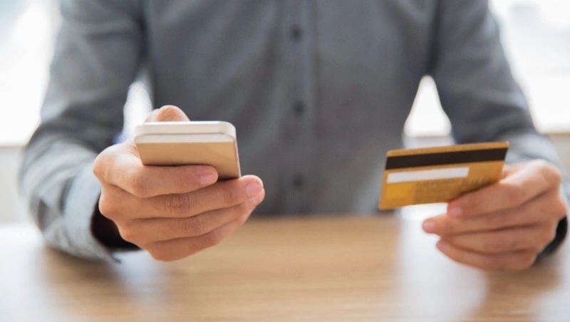 Ревнивый гость из Южно-Сахалинска украл телефон хозяина квартиры после ссоры