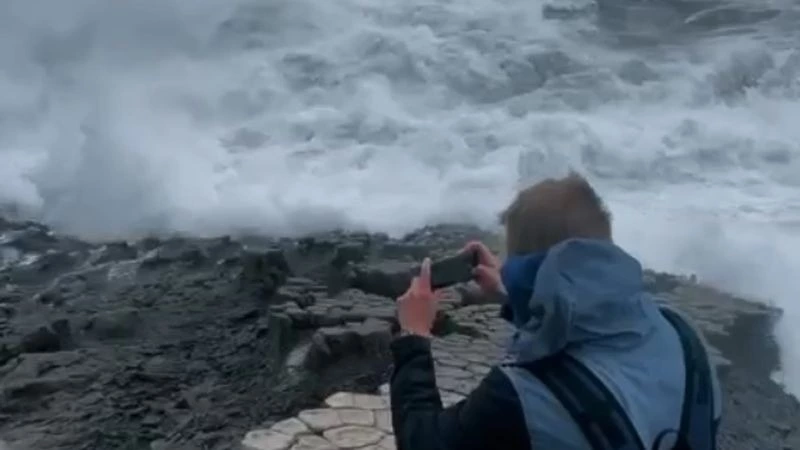 Красивый шторм на мысе Столбчатом показали сахалинцам