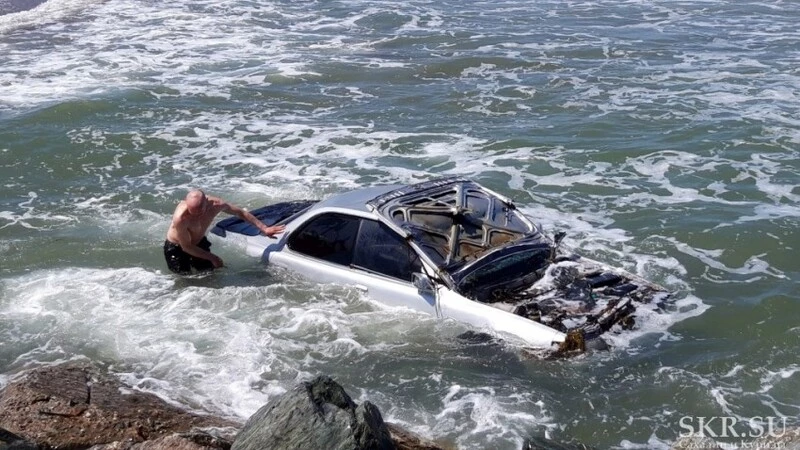 Сахалинские рыбаки утопили «Тойоту» в Охотском море