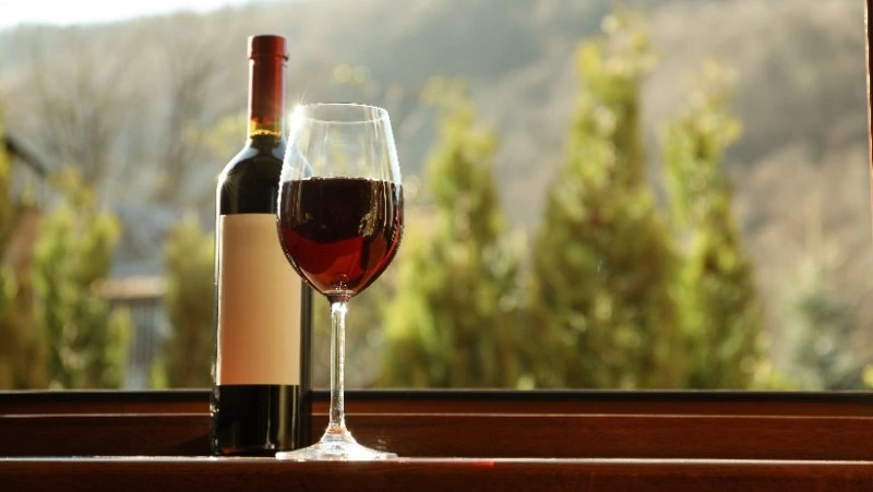 Почему нельзя пить алкоголь в летнюю жару, объяснили жителям Сахалина