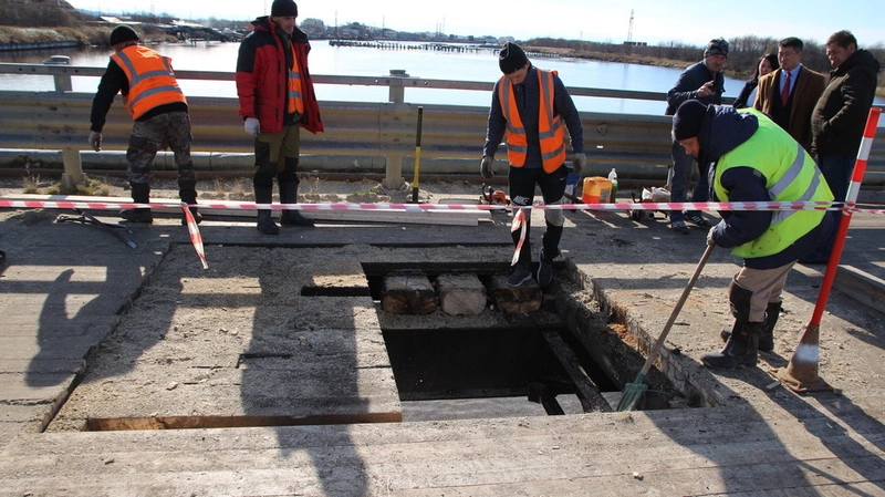 Неприятная находка попалась рабочим при ремонте гниющего моста в Томаринском районе