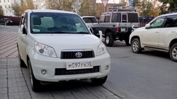 В Южно-Сахалинске автохамы на дорогих иномарках продолжают убивать тротуар на Есенина