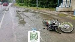 Мотоциклист попал в больницу после аварии на трассе в Долинском районе