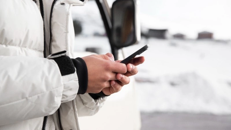 Неоднократно судимый житель Южно-Сахалинска украл телефон из чужого грузовика