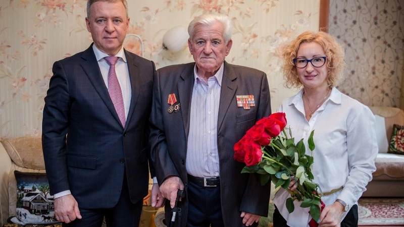 Мэр Южно-Сахалинска поздравил с Днем Победы 90-летнего ветерана войны