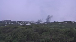 Облако пепла повисло над вулканом Эбеко на Парамушире 14 октября