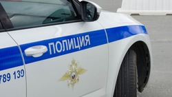 Жительница Корсакова разбила стекло в машине знакомой из-за неприязни