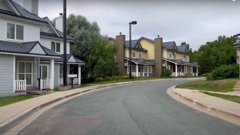 Американский поселок и католический храм в Южно-Сахалинске впечатлили москвичей