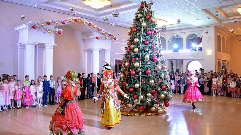 500 юных сахалинцев побывали на губернаторской елке