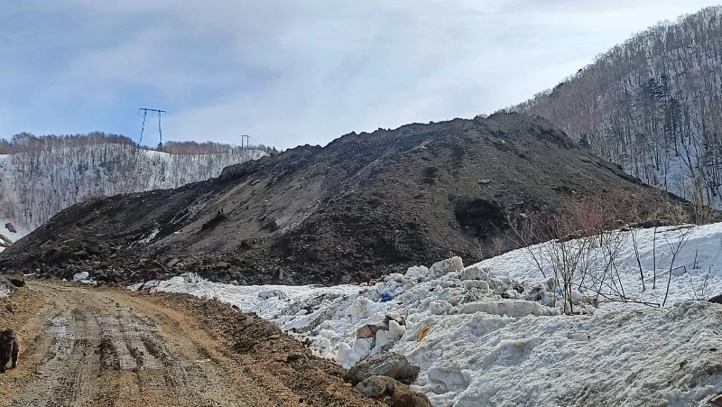 Холмскую свалку засыпали грунтом для предотвращения пожаров и разлета мусора