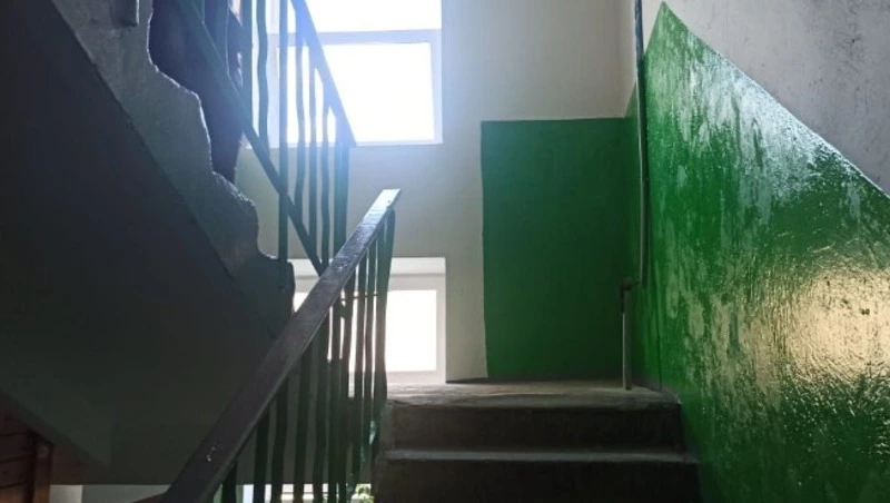 В селе Правда после жалобы прокурору отремонтировали подъезд и подвал