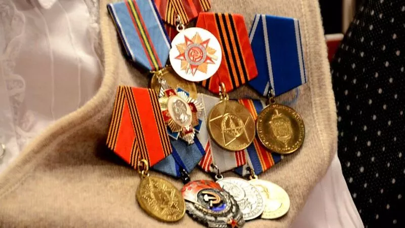 На Сахалине на свалку выбросили пиджак с орденами ветерана