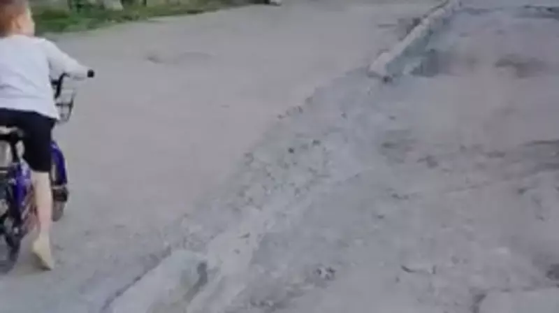 Сахалинка пожаловалась на двор, где жители задыхаются от дорожной пыли