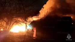 Заброшенное здание горело в Александровске-Сахалинском в ночь на 26 октября
