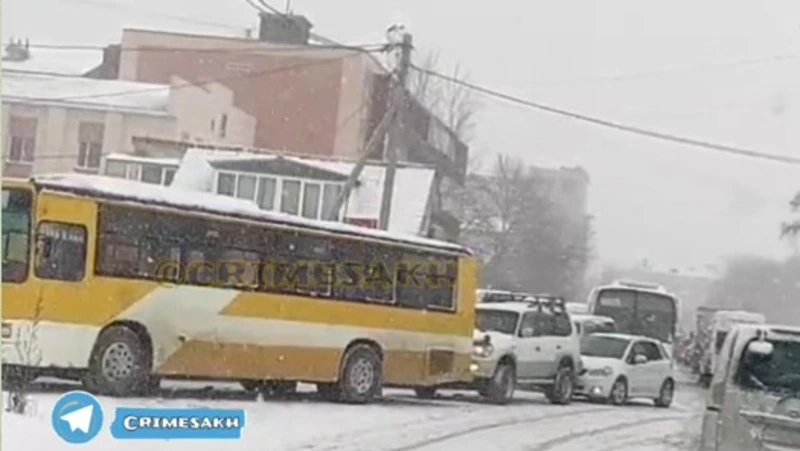  «Не выдерживают нервы». Пробка на заправку на Сахалине растянулась на всю улицу