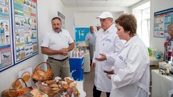 Сахалинского губернатора угостили сыром, хлебом и овощами
