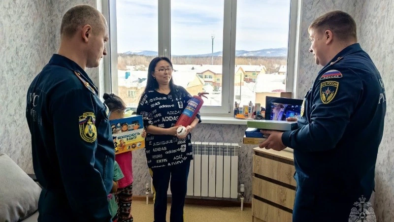 Многодетная семья получила новую квартиру после пожара в Тымовском районе