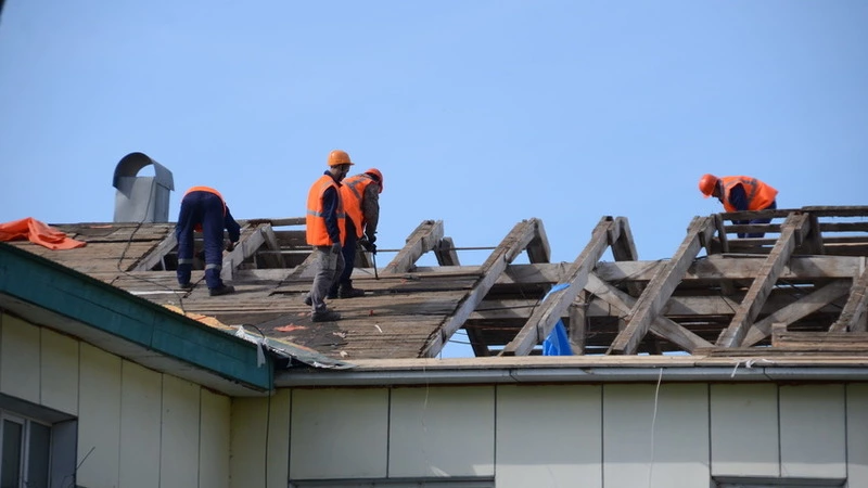 Прокуроры с подрядчиком выехали в проблемную школу, из-за которой уволили чиновника