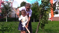 Новые деревья высадили у одной из школ Невельска