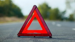 Молодой водитель BMW сбил дорожный знак и перевернулся в Южно-Сахалинске
