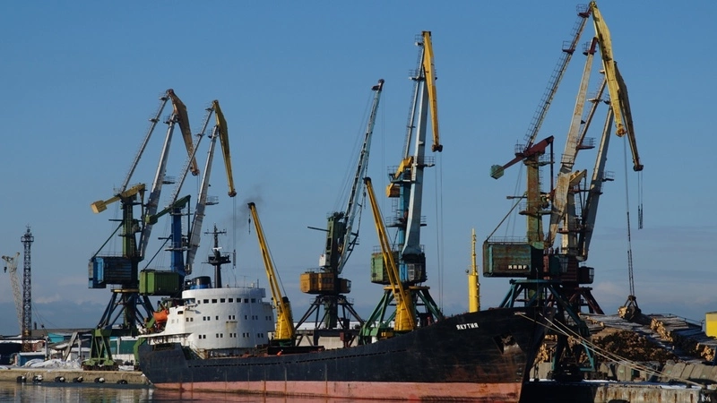 В порту Холмска временно ввели бесплатный проезд