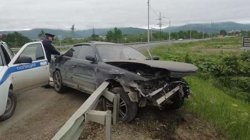 В Южно-Сахалинске автомобиль насквозь проткнуло дорожным ограждением