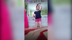 «Жги, детка!»: восьмилетняя девочка придумывает танцевальные номера