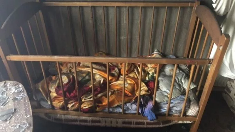 Мать троих погибших в пожаре детей привезли в отдел полиции