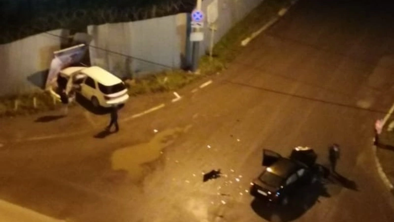 В Южно-Сахалинске после столкновения автомобиль снес забор