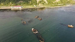 Из акватории Корсакова начали доставать затонувшие объекты