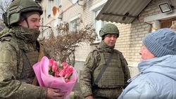 Бойцы сахалинской бригады поздравили жительниц ДНР с 8 Марта