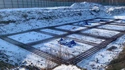 Строительство спорткомплекса для зимних видов спорта завершат в Смирных осенью 2025 года