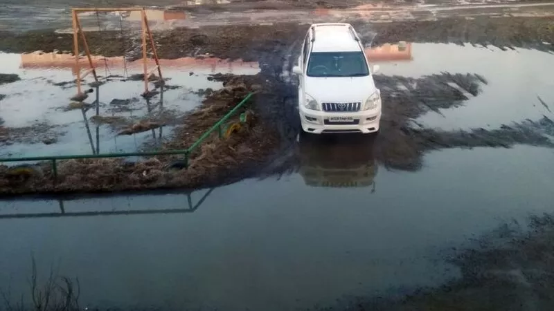 В Томари дворы начали тонуть из-за растаявшего снега