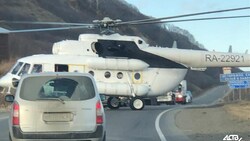 На трассе к северу от Макарова на шоссе приземлился санитарный вертолет