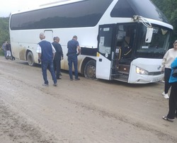 Домой за 10 часов: пассажиры автобуса застряли по пути из Южно-Сахалинска в Углегорск