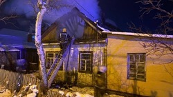 Спасатели потушили крышу дома в Южно-Сахалинске 11 декабря