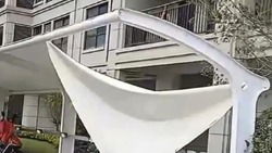 В Китае женщина выжила после падения с 12-го этажа и докричалась до мужа