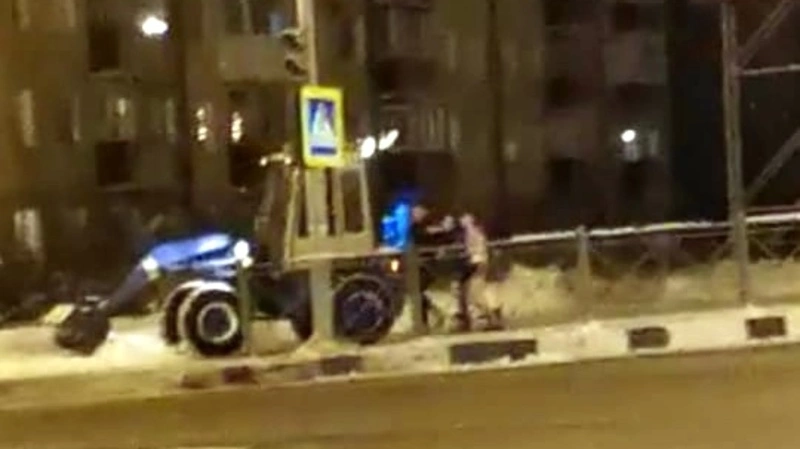 Веселый парень без одежды поприветствовал жителей Южно-Сахалинска на ночь глядя