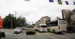 «Знаков не существует»: водитель автобуса грубо нарушил ПДД в Южно-Сахалинске