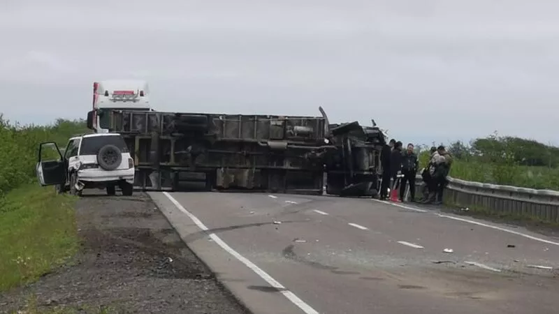 Перед Поронайском фура опрокинулась набок, перегородив всю дорогу