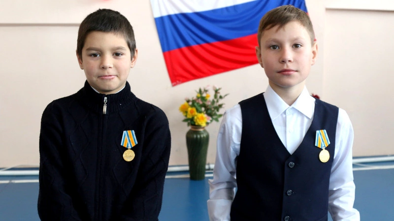 На Сахалине двоим школьникам вручили медали за героическое спасение друга