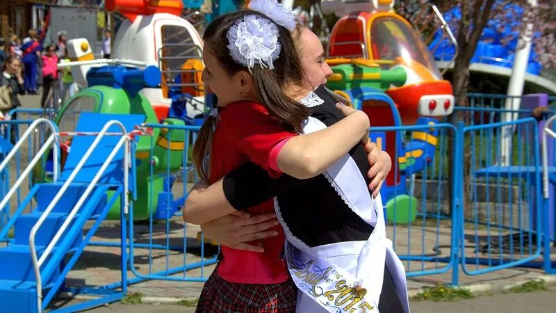 Выпускников Сахалина и Курил поздравляют с окончанием учебного года