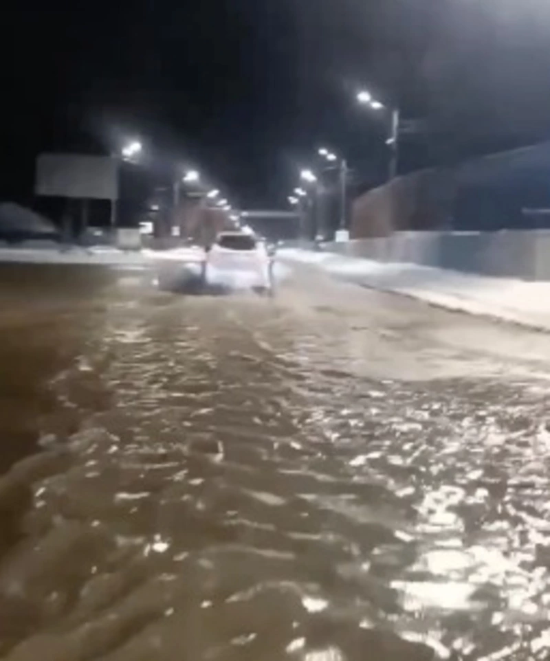 «За ночь превратится в каток»: в Корсакове штормовыми волнами подтопило дорогу в районе порта