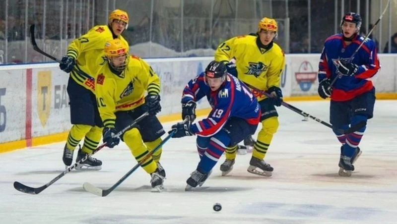 «Сахалинские Акулы» уступили «Атланту» из Мытищ в напряженном хоккейном матче